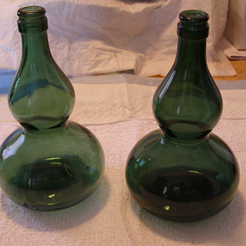 COOL SHAPE BOTTLES!DOES  ANYBODY KNOW ANYTHING ABOUT THEM? - Bottles