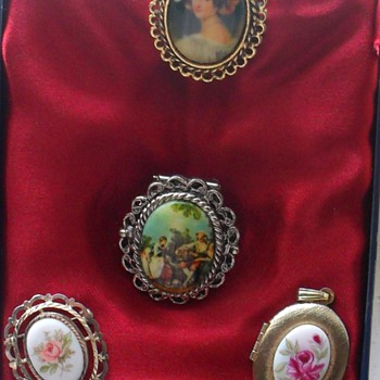 SELECTION OF PORCELAIN PENDANTS CLIPS AND BROOCHES - Fine Jewelry