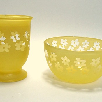Retro Anchor Hocking? cased yellow glass with clear daisy - Glassware