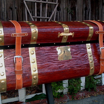 A rare Jenny Lind trunk which I've named "Camilla" - Furniture