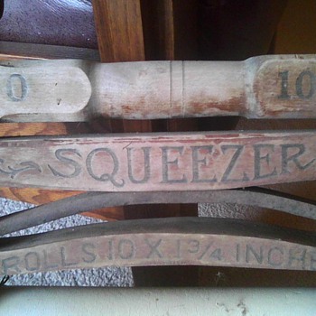 American Wringer Company- Squeezer Wringer