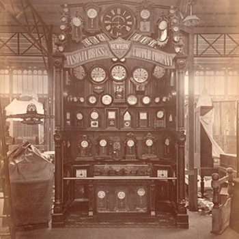 JUST LOOK AT ALL THEM CLOCKS!!!