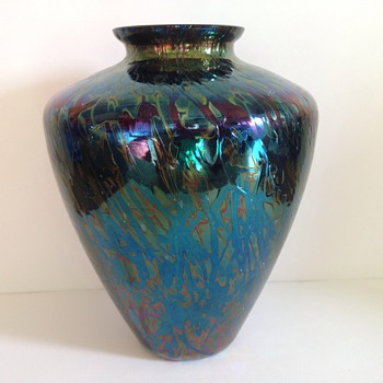 Unknowing unsigned Iridescent glass Vase - Art Glass