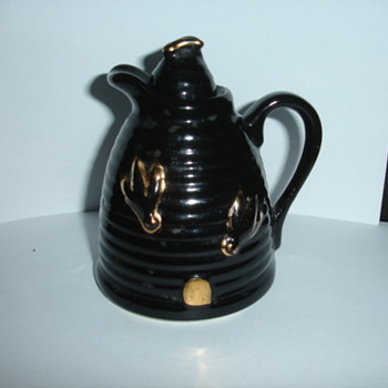 Bee hive shaped pourer pottery with gold bees and gold entrance HELP please - Art Pottery