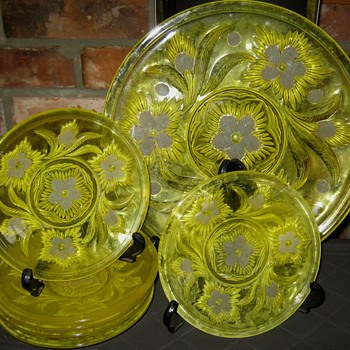 MYSTERY GLASS PLATE SET