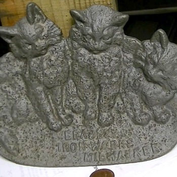 Figural Kittens Cast Iron Spoon Rest Bradley Iron Works Milw. 