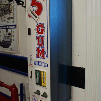 Gum/lifesaver vending machine