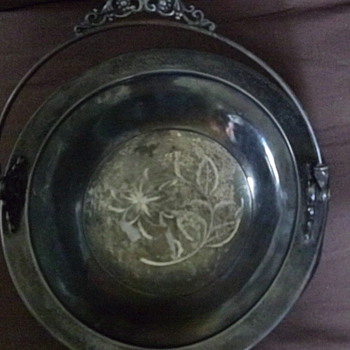 Benedict Silver cake tray w/handle - Silver