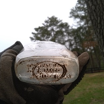 Need help with identifying this bottle