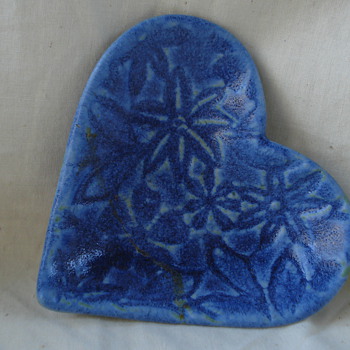 COLBAT BLUE HEART SIGN - Art Pottery