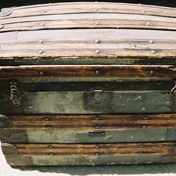 Steamer trunk, round top
