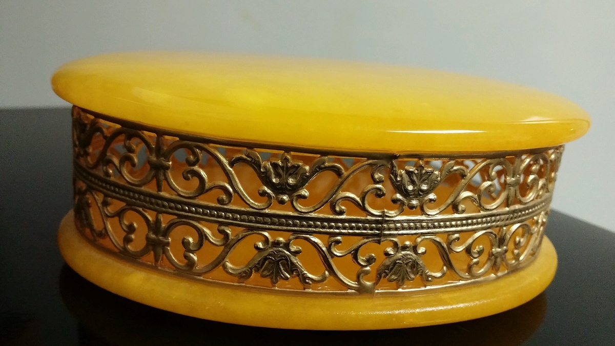 Genuine Alabaster Hand Carved Made in Italy yellow trinket box with