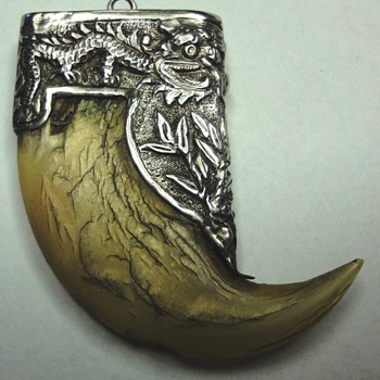 Very, very old Silver tiger's claw pendant - Fine Jewelry