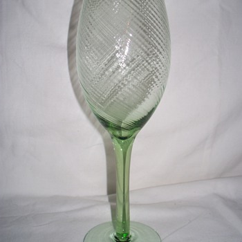 Who made this tightly swirled glass? - Glassware