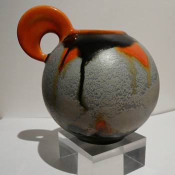 A Kennemerland Kannetje vase  by Gellings. - Art Pottery