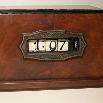 1933-36 Pennwood Numechron #422 with Adler Royal case Alternate Escutcheon