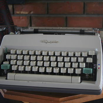 1966 Olympia SM9 portable typewriter (German) - Office