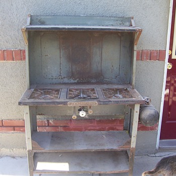 Coleman 3 burner upright stove with pressurized tank 