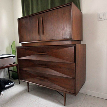 Mid-century modern dresser - pls help identify manufacturer
