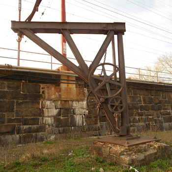 Hand operated crane