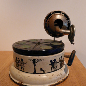 A NIFTY NIRONA CHILDREN'S GRAMOPHONE