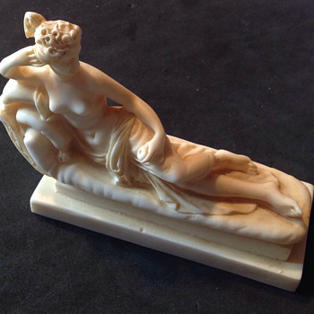 (Resin?) reclining lady - Figurines