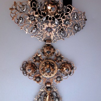 Croix à la Jeannette. - Fine Jewelry