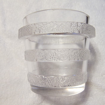 A Lalique France crystal 'Laves-Raisins Ricquewihr' vase, model 10-3476 - Art Glass