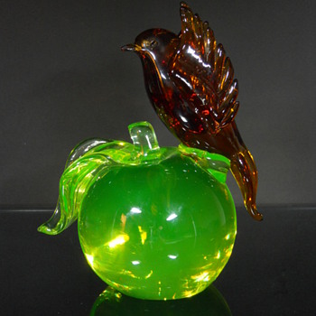 Seguso bird on vaseline/ uranium apple - Art Glass