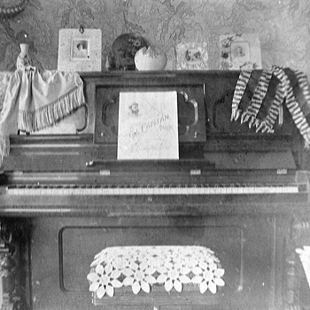 Piano and 3 girls funny pictures 1901 - Photographs