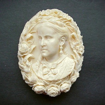 Fabulous Civil War cameo of stately older women - Victorian Era