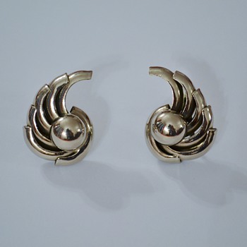 Machine Age / Art Deco style screw-back earrings - Art Deco