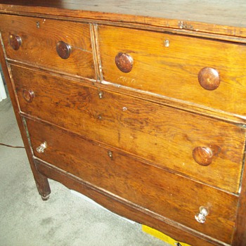 1920s Vintage Dresser with four drawers