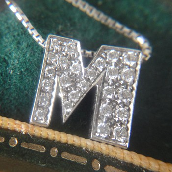 Wonderful 18K white gold letter M pendant and chain - Fine Jewelry