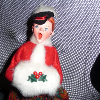 Simpich Doll Muff Lady Caroler - No Date?