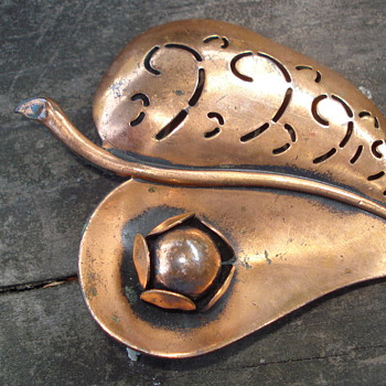 METAL HEART LEAF BROOCH