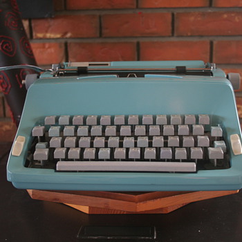 1965 Commodore 2200 Portable typewriter - Office