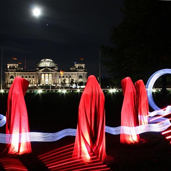 Time guards - light art sculpture by Manfred Kielnhofer