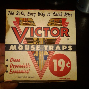 Vintage Victor Mouse Traps in box