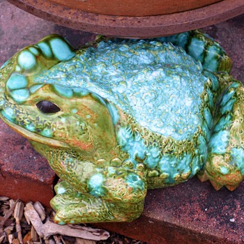 A few more recent finds - another one-armed frog, nice piece of rust finds a new home and an unmarked floor vase.