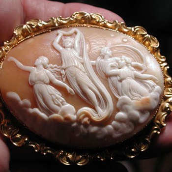 Rare cameo of the 4 winds in heavy gold setting - Victorian Era