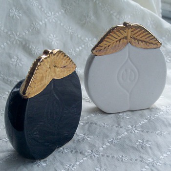 Vintage black/white/gold apple shakers