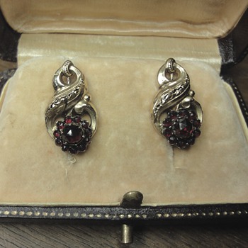 Georgian 14k yellow gold garnet earrings