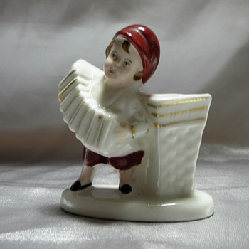 Boy playing accordeon - Figurines