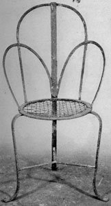 Hepplewhite Side Chair: The lines are very restrained and reflect the Adam design. The seat is circular, the back and arms are U-shaped curves, and the three legs have a cabriole curve and are strengthened by a three-branch stretcher. Hepplewhite Side Chair: The lines are very restrained and reflect the Adam design. The seat is circular, the back and arms are U-shaped curves, and the three legs have a cabriole curve and are strengthened by a three-branch stretcher.