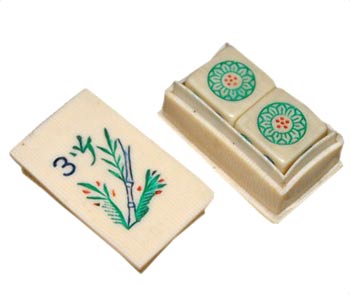 The picture on this French ivory dice coffin is the same design as the #3 flower tile on Piroxloid sets, so this accessory was probably sold by them. The picture on this French ivory dice coffin is the same design as the #3 flower tile on Piroxloid sets, so this accessory was probably sold by them.
