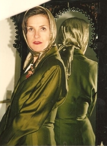 tziporah_20 Salamon does a feminine Grace Kelly look in Egypt, with a '40s green silk jacket, a '40s silk head scarf, and a three-tier moonstone brooch.
