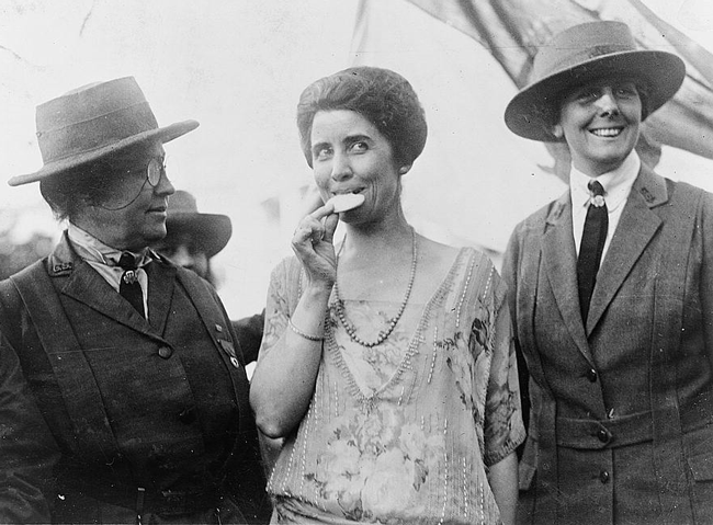 Mrs.Coolidge Top: A bright cookie advertisement from the 1950s. Above: Flanked by two early troop leaders, First Lady Grace Coolidge takes a dainty bite from a Girl Scout cookie in 1923.