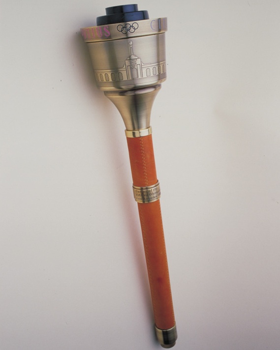 oly_losangeles The torch for the 1984 Los Angeles Summer Games went back to classic lamp styling. AT&T sold the torchbearing honor for a $3,000 donation to charity. Copyright International Olympic Committee.