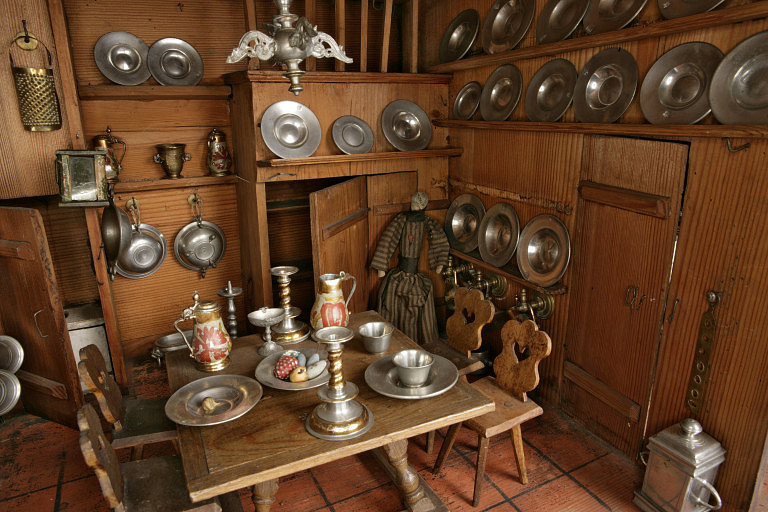 nurembergdining Fine silver, tiny beer steins, and wood furniture in the Nuremberg doll house pictured in full above. From Victoria and Albert Museum collection.